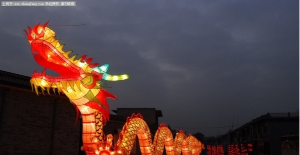 胜芳的水与火，在胜芳古镇交融交织，荷与灯，在河上竞相绽放。