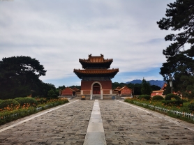 六月二十一日星期天，我去道光皇帝住所逛了逛，也没有问他为何鸦片战争为啥左右摇摆没打赢！